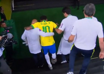 Neymar rompe ligamento do tornozelo e é cortado da seleção